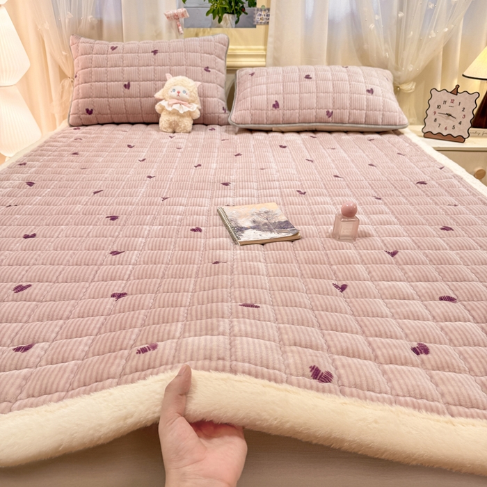 91家纺网 家纺一手货源 找家纺 欧妮家纺 2025新款保暖牛奶绒夹棉床垫床褥子软垫 暖绒边-条纹爱心