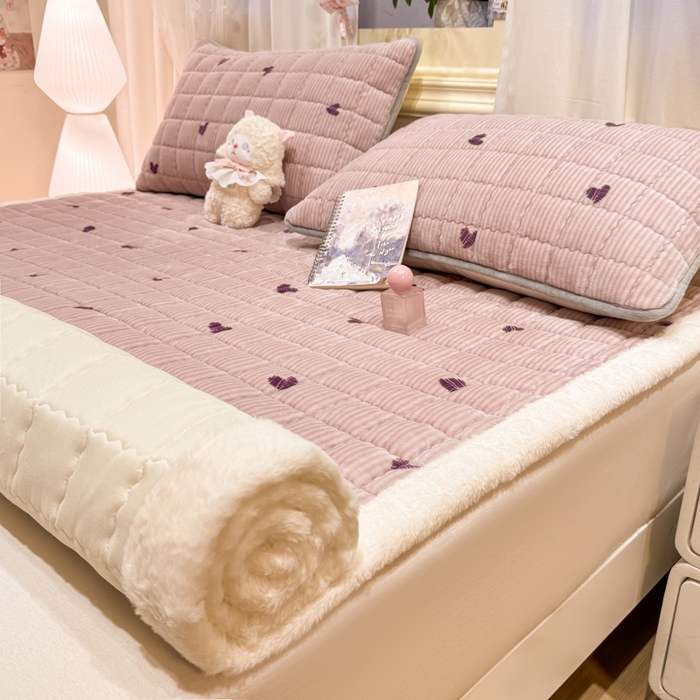 91家纺网 家纺一手货源 找家纺 欧妮家纺 2025新款保暖牛奶绒夹棉床垫床褥子软垫 暖绒边-条纹爱心