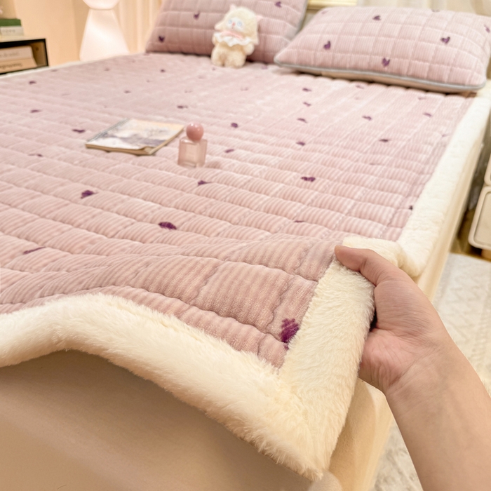 91家纺网 家纺一手货源 找家纺 欧妮家纺 2025新款保暖牛奶绒夹棉床垫床褥子软垫 暖绒边-条纹爱心