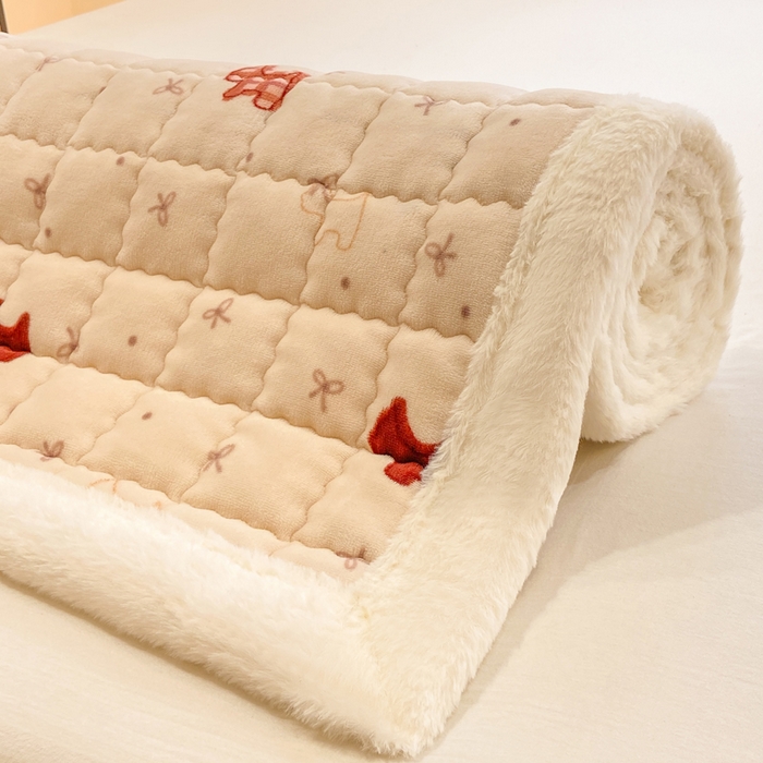 91家纺网 家纺一手货源 找家纺 欧妮家纺 2025新款保暖牛奶绒夹棉床垫床褥子软垫 暖绒边-奶油小狗