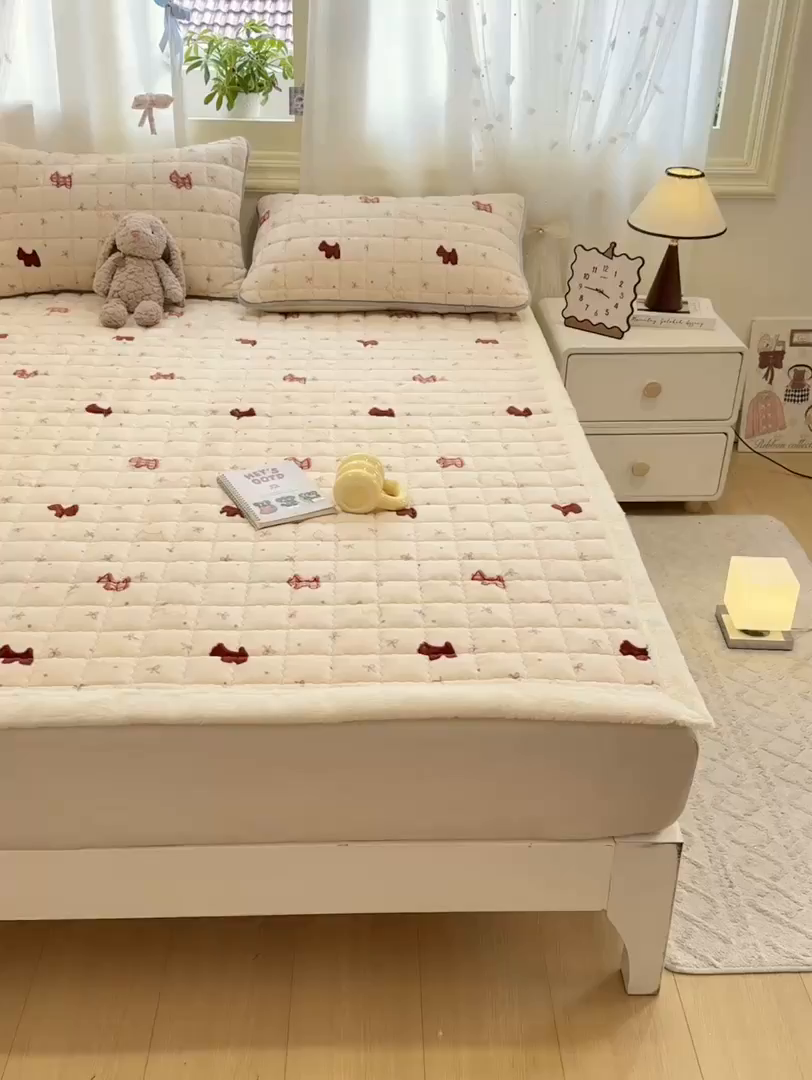91家纺网 家纺一手货源 找家纺 欧妮家纺 2025新款保暖牛奶绒夹棉床垫床褥子软垫 暖绒边-奶油小狗