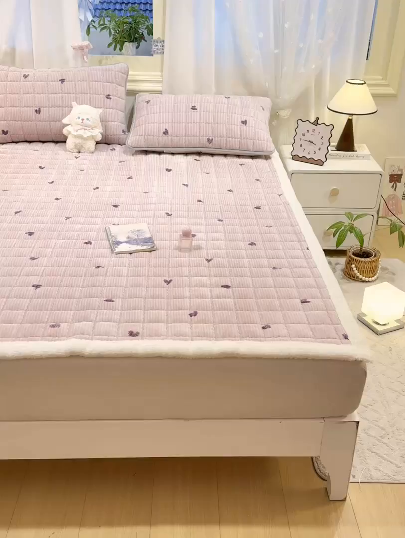 91家纺网 家纺一手货源 找家纺 欧妮家纺 2025新款保暖牛奶绒夹棉床垫床褥子软垫 暖绒边-条纹爱心