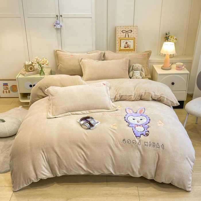 91家纺网 家纺一手货源 找家纺 欧妮家纺 2025新款牛奶绒贴布绣四件套 小兔-奶咖