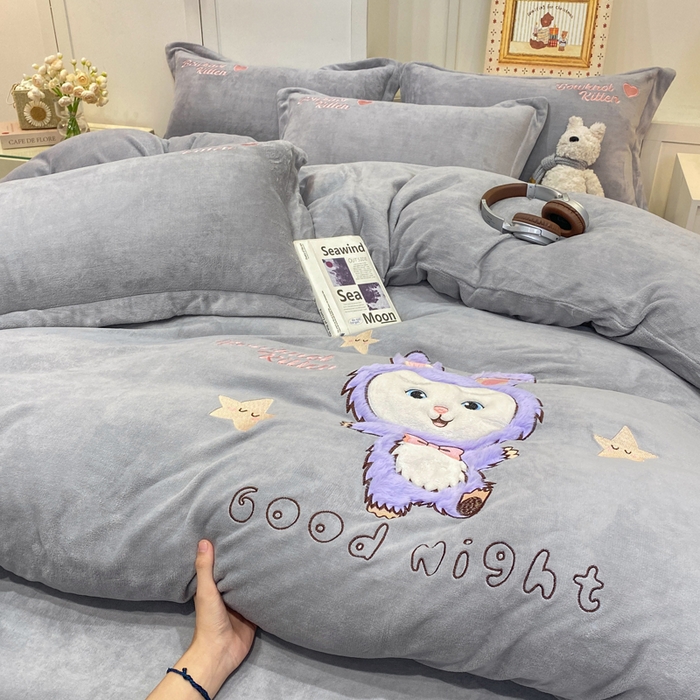 91家纺网 家纺一手货源 找家纺 欧妮家纺 2025新款牛奶绒贴布绣四件套 小兔-灰