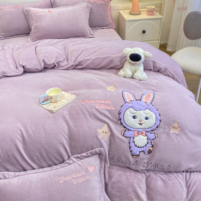 91家纺网 家纺一手货源 找家纺 欧妮家纺 2025新款牛奶绒贴布绣四件套 小兔-紫