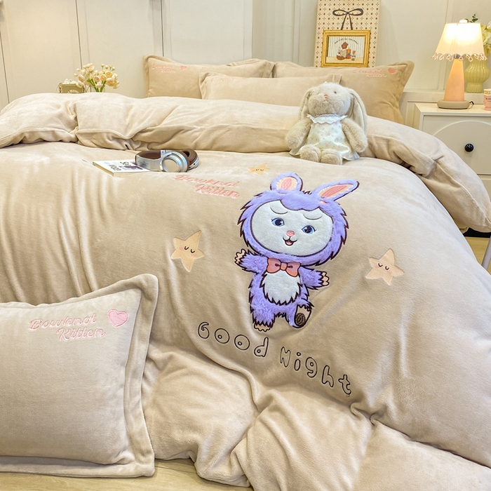 91家纺网 家纺一手货源 找家纺 欧妮家纺 2025新款牛奶绒贴布绣四件套 小兔-奶咖