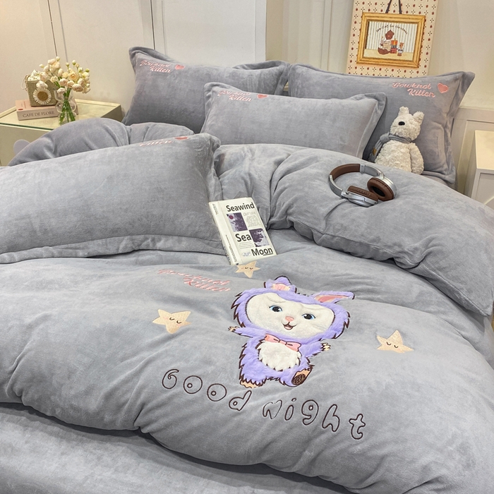 91家纺网 家纺一手货源 找家纺 欧妮家纺 2025新款牛奶绒贴布绣四件套 小兔-灰