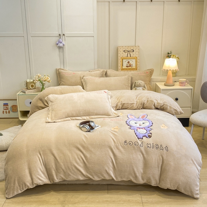 91家纺网 家纺一手货源 找家纺 欧妮家纺 2025新款牛奶绒贴布绣四件套 小兔-奶咖