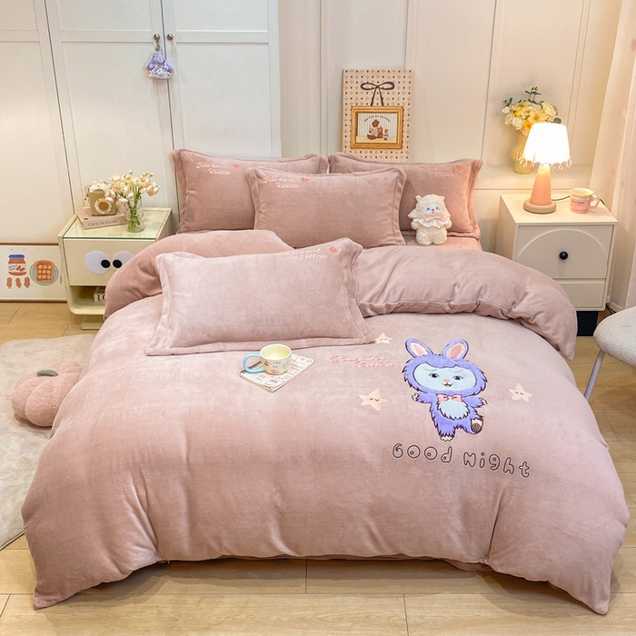 91家纺网 家纺一手货源 找家纺 （总）欧妮家纺 2025新款牛奶绒贴布绣四件套