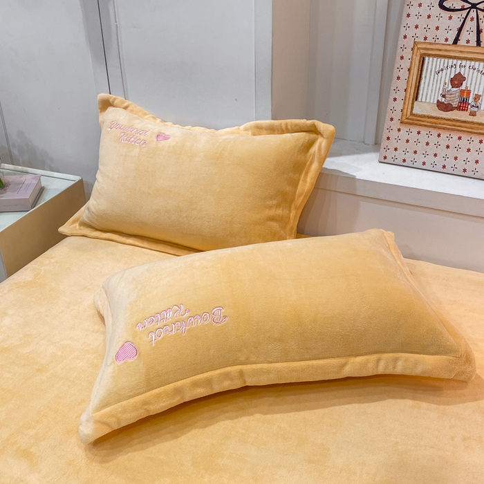 91家纺网 家纺一手货源 找家纺 欧妮家纺 2025新款牛奶绒贴布绣四件套 小兔-黄