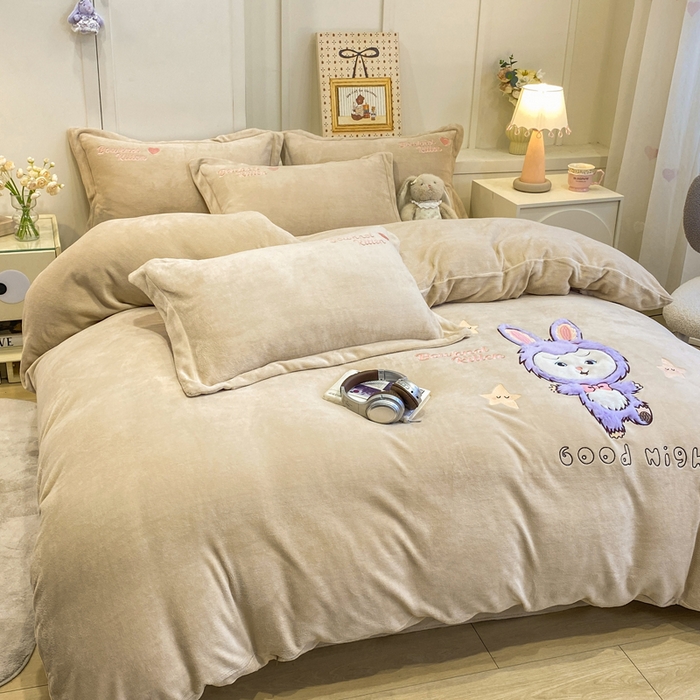 91家纺网 家纺一手货源 找家纺 欧妮家纺 2025新款牛奶绒贴布绣四件套 小兔-奶咖