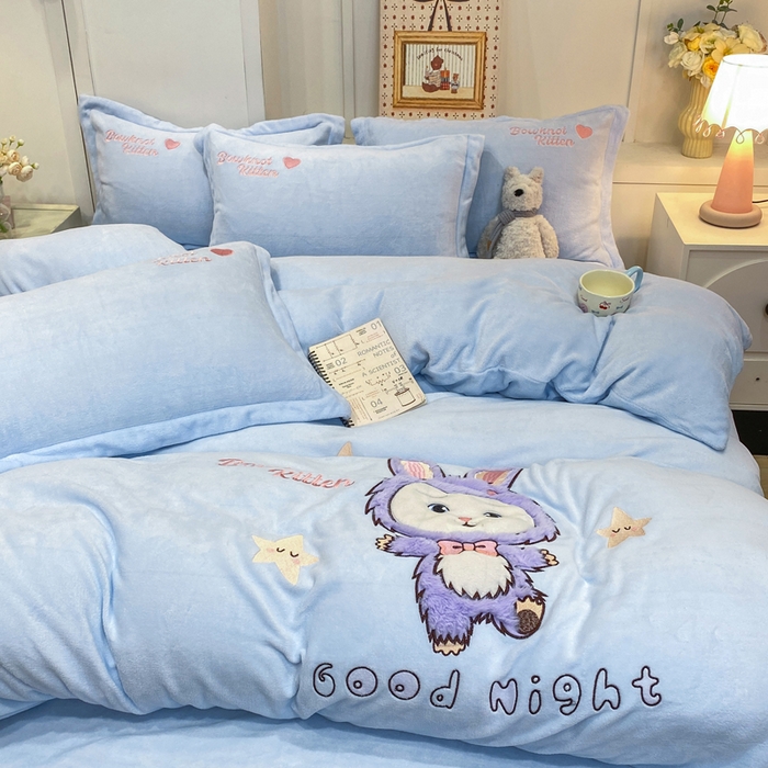 91家纺网 家纺一手货源 找家纺 欧妮家纺 2025新款牛奶绒贴布绣四件套 小兔-蓝