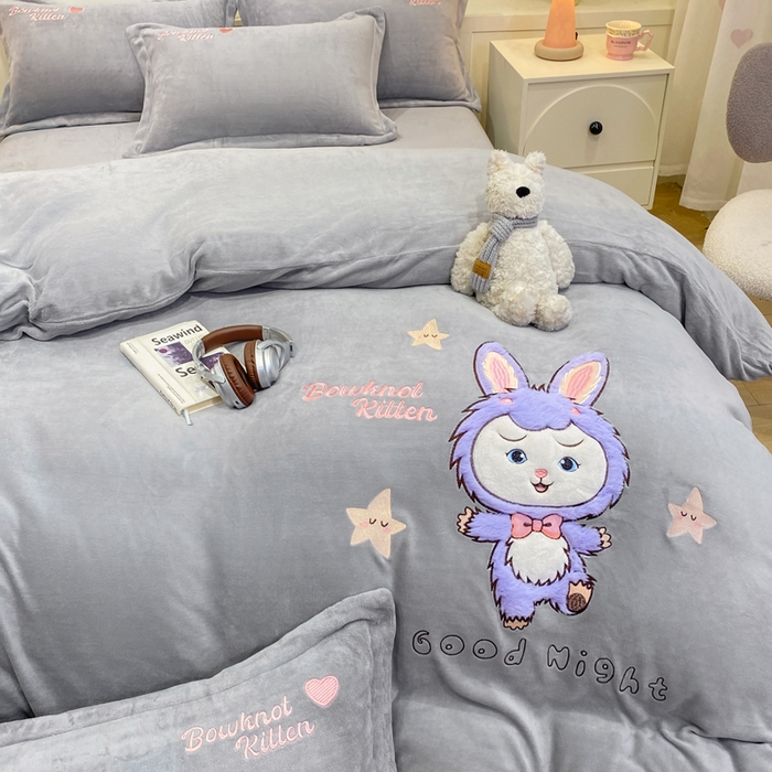 91家纺网 家纺一手货源 找家纺 欧妮家纺 2025新款牛奶绒贴布绣四件套 小兔-灰