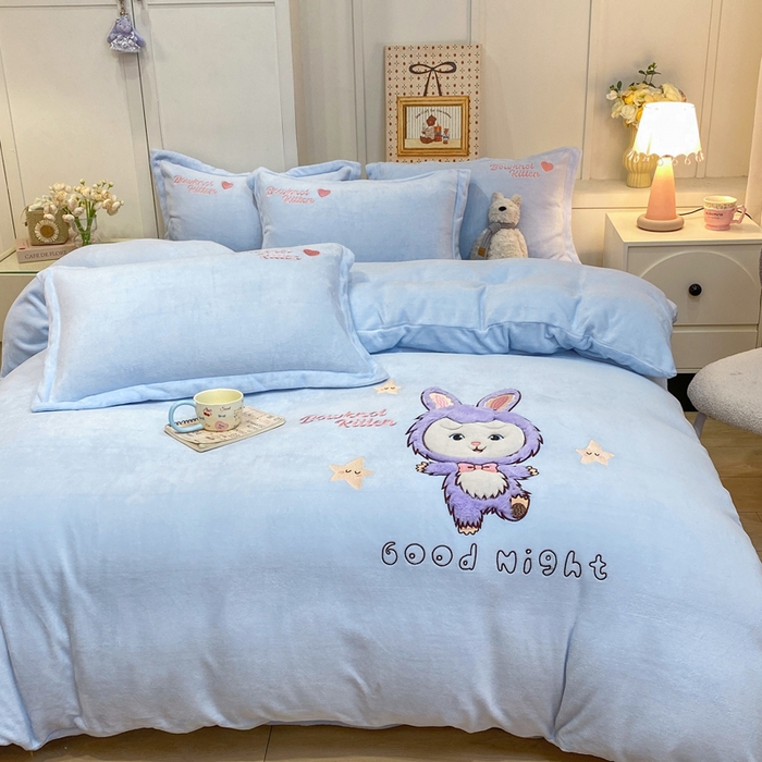 91家纺网 家纺一手货源 找家纺 欧妮家纺 2025新款牛奶绒贴布绣四件套 小兔-蓝