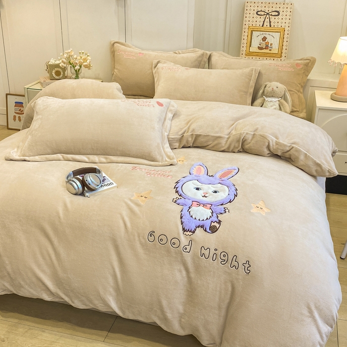 91家纺网 家纺一手货源 找家纺 欧妮家纺 2025新款牛奶绒贴布绣四件套 小兔-奶咖