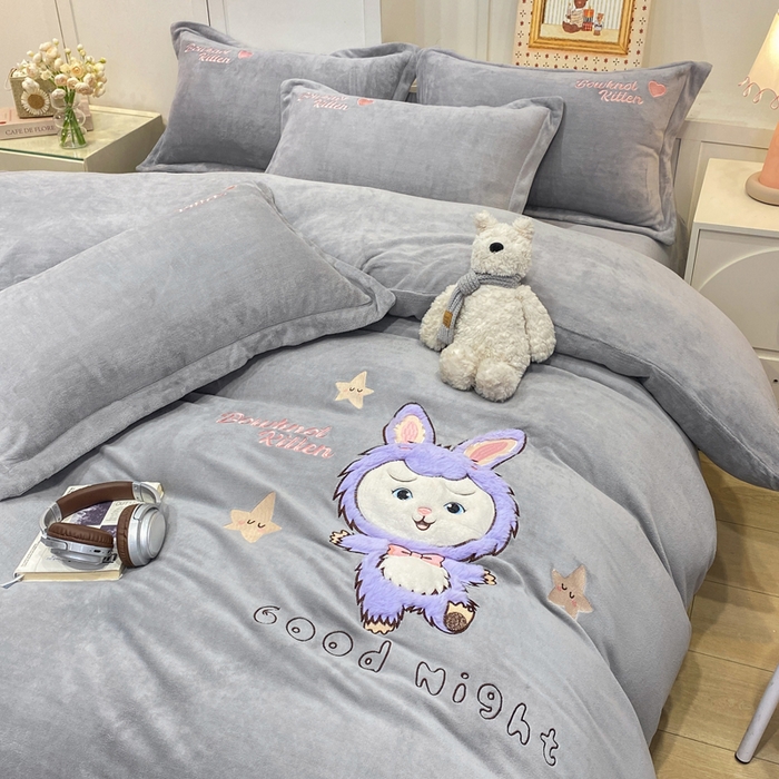 91家纺网 家纺一手货源 找家纺 欧妮家纺 2025新款牛奶绒贴布绣四件套 小兔-灰