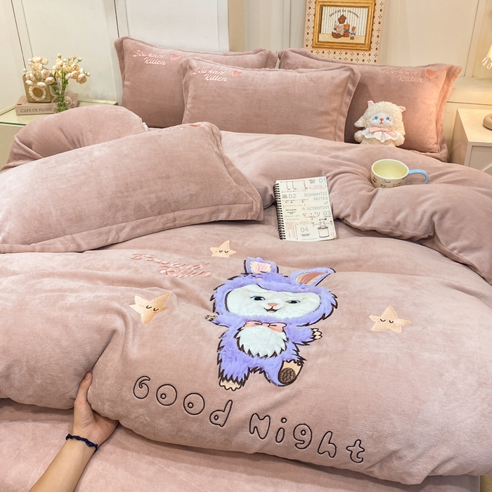 91家纺网 家纺一手货源 找家纺 （总）欧妮家纺 2025新款牛奶绒贴布绣四件套