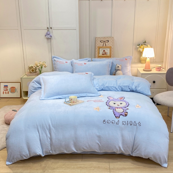 91家纺网 家纺一手货源 找家纺 欧妮家纺 2025新款牛奶绒贴布绣四件套 小兔-蓝