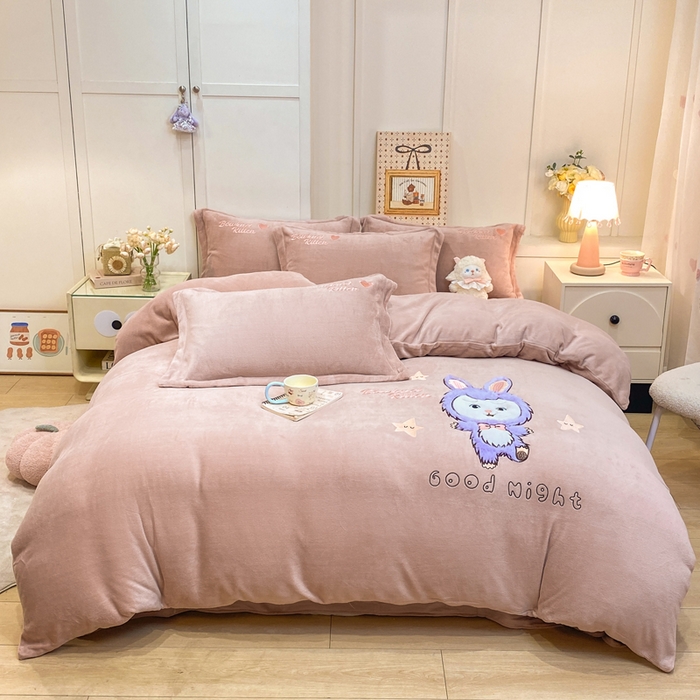 91家纺网 家纺一手货源 找家纺 （总）欧妮家纺 2025新款牛奶绒贴布绣四件套