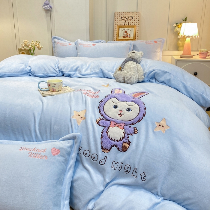 91家纺网 家纺一手货源 找家纺 欧妮家纺 2025新款牛奶绒贴布绣四件套 小兔-蓝