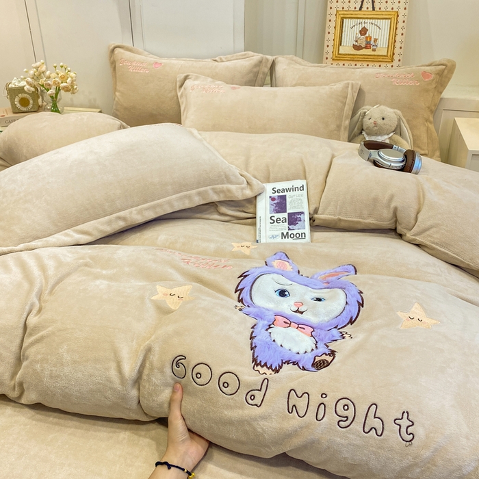 91家纺网 家纺一手货源 找家纺 欧妮家纺 2025新款牛奶绒贴布绣四件套 小兔-奶咖