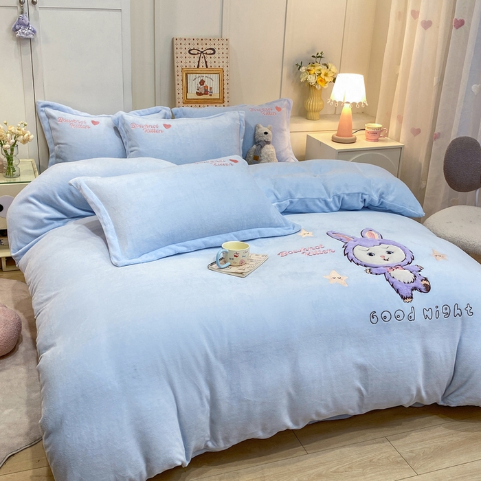 91家纺网 家纺一手货源 找家纺 欧妮家纺 2025新款牛奶绒贴布绣四件套 小兔-蓝