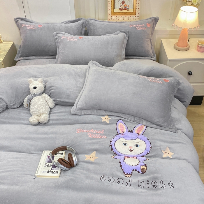 91家纺网 家纺一手货源 找家纺 欧妮家纺 2025新款牛奶绒贴布绣四件套 小兔-灰