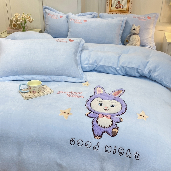 91家纺网 家纺一手货源 找家纺 欧妮家纺 2025新款牛奶绒贴布绣四件套 小兔-蓝