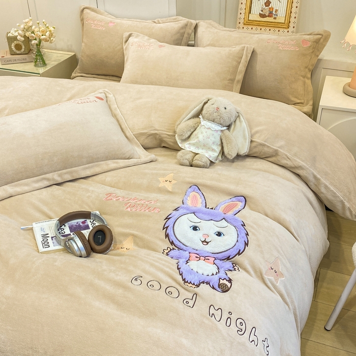 91家纺网 家纺一手货源 找家纺 欧妮家纺 2025新款牛奶绒贴布绣四件套 小兔-奶咖