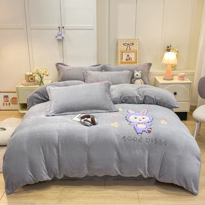 91家纺网 家纺一手货源 找家纺 欧妮家纺 2025新款牛奶绒贴布绣四件套 小兔-灰
