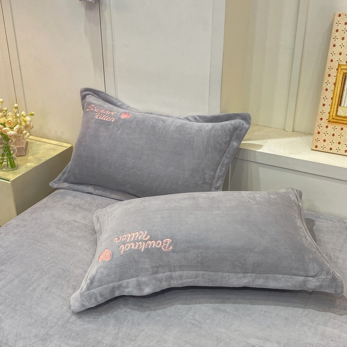 91家纺网 家纺一手货源 找家纺 欧妮家纺 2025新款牛奶绒贴布绣四件套 小兔-灰