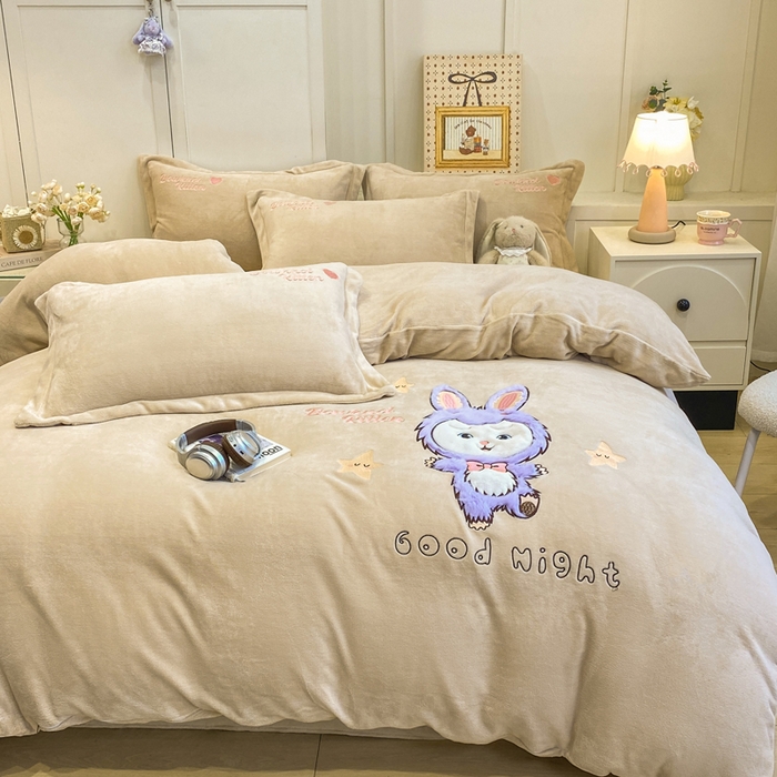 91家纺网 家纺一手货源 找家纺 欧妮家纺 2025新款牛奶绒贴布绣四件套 小兔-奶咖