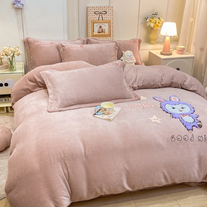 91家纺网 家纺一手货源 找家纺 欧妮家纺 2025新款牛奶绒贴布绣四件套 小兔-浅豆沙