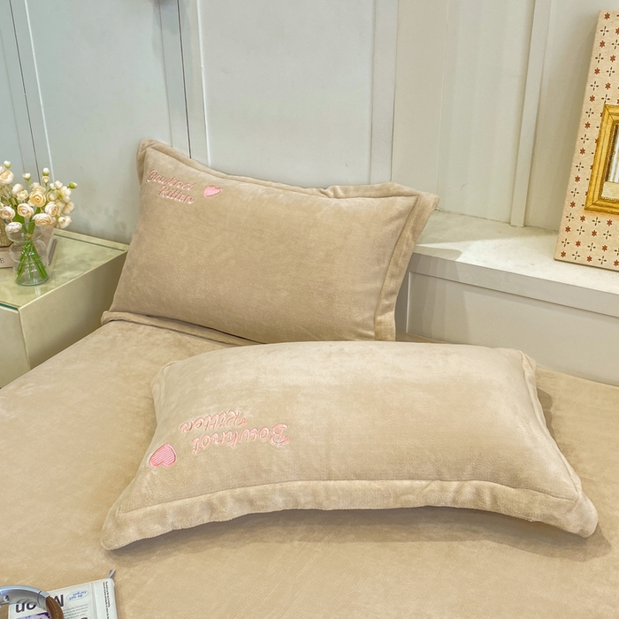 91家纺网 家纺一手货源 找家纺 欧妮家纺 2025新款牛奶绒贴布绣四件套 小兔-奶咖