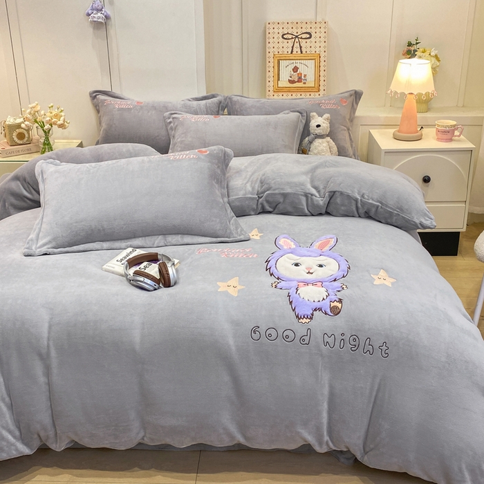 91家纺网 家纺一手货源 找家纺 欧妮家纺 2025新款牛奶绒贴布绣四件套 小兔-灰