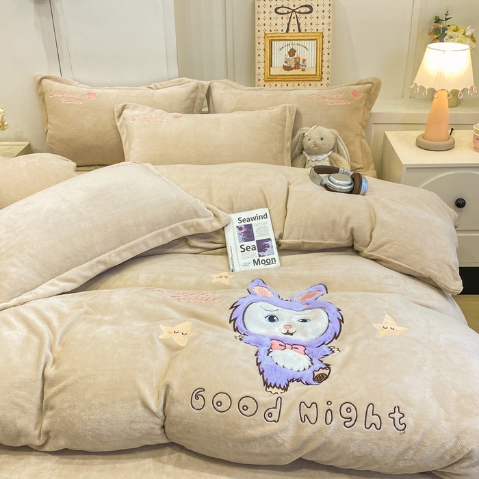 91家纺网 家纺一手货源 找家纺 欧妮家纺 2025新款牛奶绒贴布绣四件套 小兔-奶咖