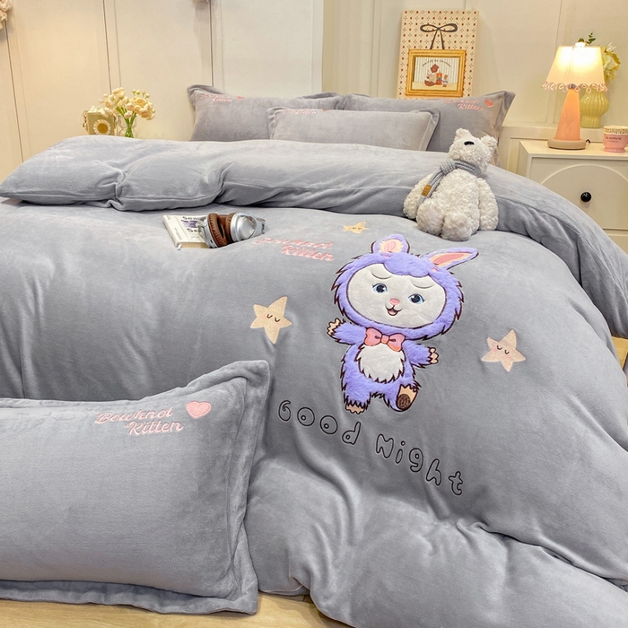 91家纺网 家纺一手货源 找家纺 欧妮家纺 2025新款牛奶绒贴布绣四件套 小兔-灰