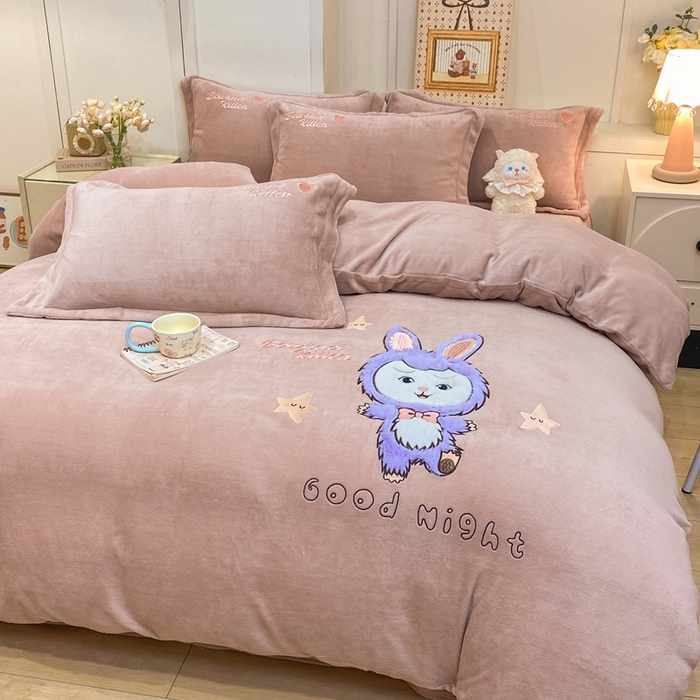 91家纺网 家纺一手货源 找家纺 欧妮家纺 2025新款牛奶绒贴布绣四件套 小兔-浅豆沙