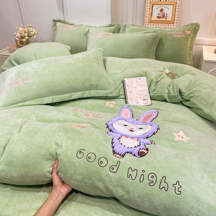 91家纺网 家纺一手货源 找家纺 欧妮家纺 2025新款牛奶绒贴布绣四件套 小兔-绿