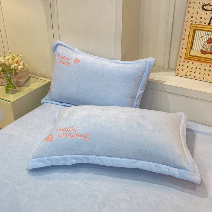 91家纺网 家纺一手货源 找家纺 欧妮家纺 2025新款牛奶绒贴布绣四件套 小兔-蓝