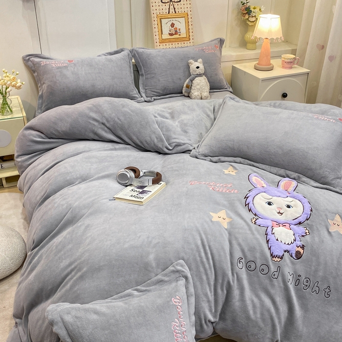 91家纺网 家纺一手货源 找家纺 欧妮家纺 2025新款牛奶绒贴布绣四件套 小兔-灰