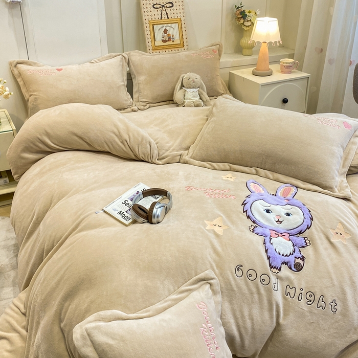 91家纺网 家纺一手货源 找家纺 欧妮家纺 2025新款牛奶绒贴布绣四件套 小兔-奶咖