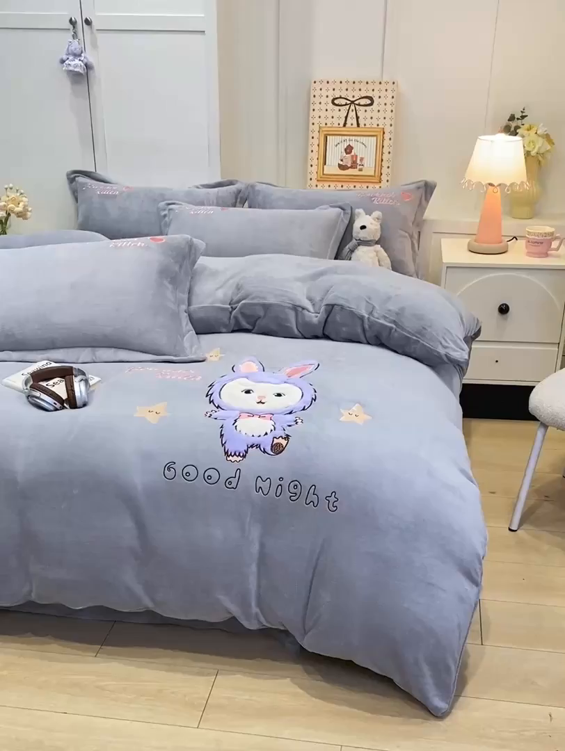 91家纺网 家纺一手货源 找家纺 欧妮家纺 2025新款牛奶绒贴布绣四件套 小兔-灰