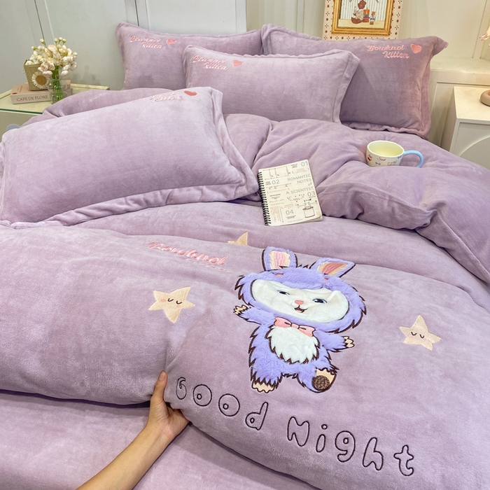 91家纺网 家纺一手货源 找家纺 欧妮家纺 2025新款牛奶绒贴布绣四件套 小兔-紫