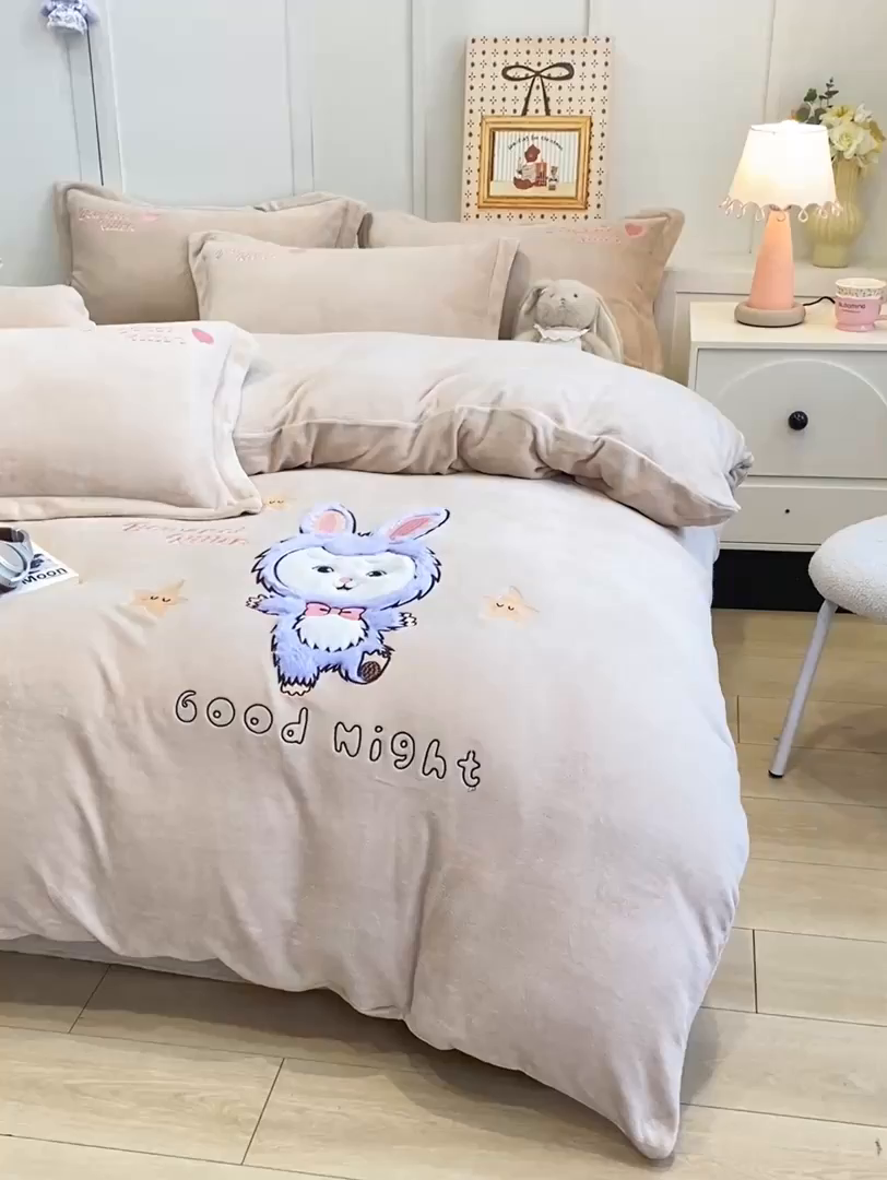 91家纺网 家纺一手货源 找家纺 欧妮家纺 2025新款牛奶绒贴布绣四件套 小兔-奶咖