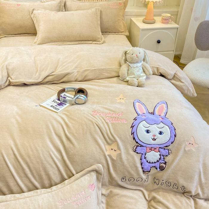 91家纺网 家纺一手货源 找家纺 欧妮家纺 2025新款牛奶绒贴布绣四件套 小兔-奶咖