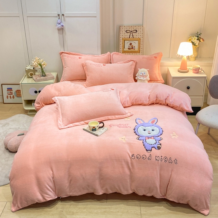 91家纺网 家纺一手货源 找家纺 欧妮家纺 2025新款牛奶绒贴布绣四件套 小兔-粉