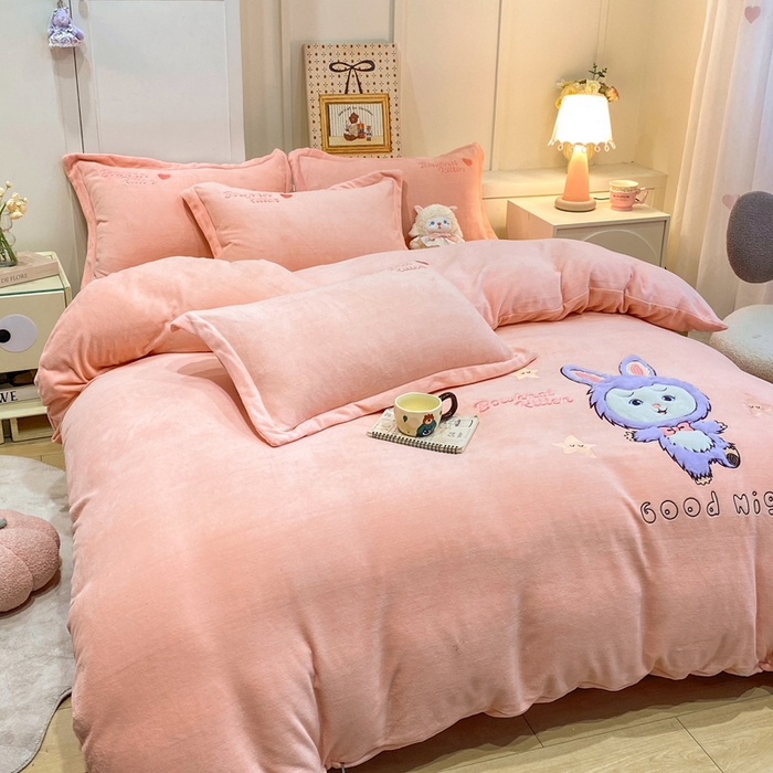 91家纺网 家纺一手货源 找家纺 欧妮家纺 2025新款牛奶绒贴布绣四件套 小兔-粉