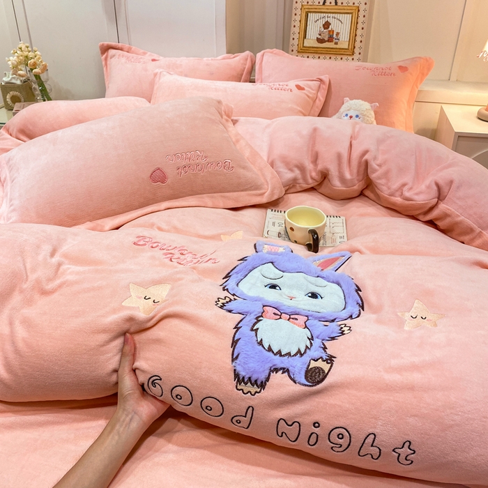 91家纺网 家纺一手货源 找家纺 欧妮家纺 2025新款牛奶绒贴布绣四件套 小兔-粉