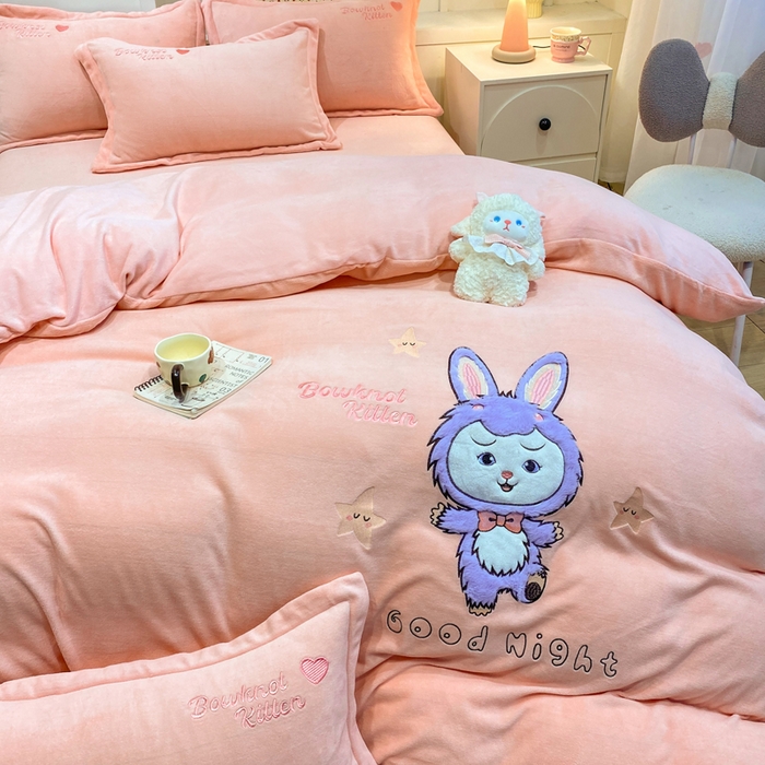 91家纺网 家纺一手货源 找家纺 欧妮家纺 2025新款牛奶绒贴布绣四件套 小兔-粉